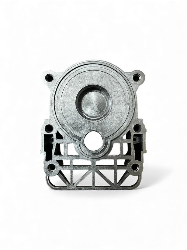 فلنج پلاستیکی موتور کارواش زغالی برند AEG ۱۲۰ بار، مناسب تعویض فلنجهای فرسوده و اتصال مطمئن قطعات موتور از نمای پشت